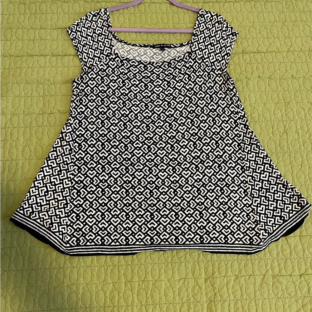 Cable & Gauge Black & White pullover Scoop Neck & Cap sleeve Blouse Size Large